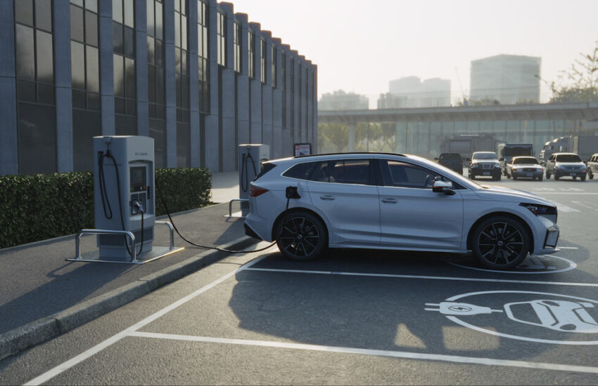 stacje ładowania i elektryczne auto na parkingu podczas ładowania